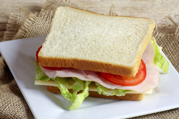 sandwich au jambon et crudités sur une assiette