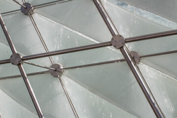 Zbliżenie na fontannę z metalu i szkła © Marcin