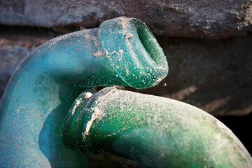 Peak of two bottles of green glass folded in the form of a hug.