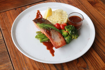 Grilled salmon with fresh vegetable salad
