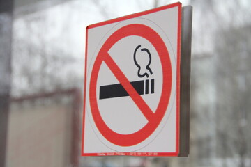 Obraz premium No smoking sign on glass door, concept of health care, smoking cessation.