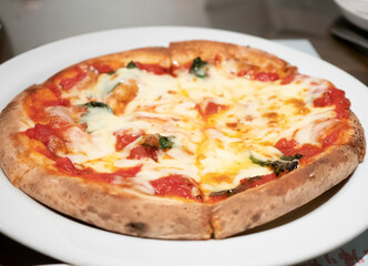 イタリアンレストランで食べる焼きたてピザ【マルゲリータ】