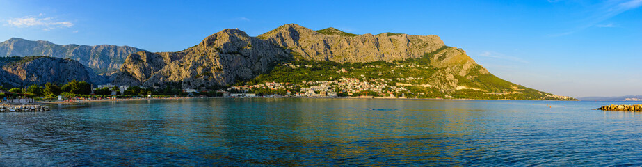 Fototapeta na wymiar Beautiful evening panorama of the bay of the town of Omis.
