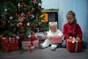 Obraz na płótnie Canvas Two children near the Christmas tree
