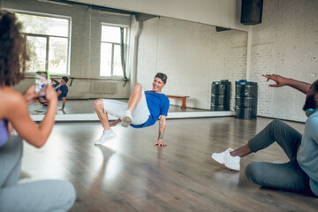 Obraz premium Trainer teaches his students to do a breaking choreography