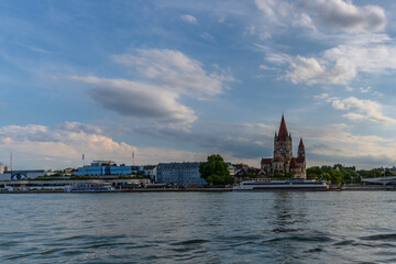 Fototapeta premium Schiffsanleger an der Donau.