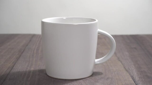 Taza blanca en la mesa