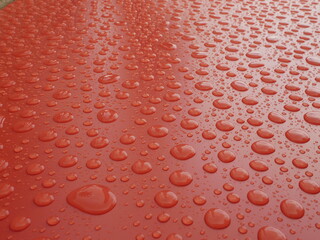 gouttelettes sur fond rouge