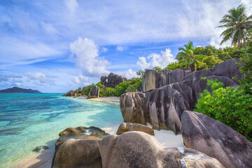Granitfelsen im Paradies am tropischen Strand von Anse Source d& 39 Argent auf La Digue, Seychellen