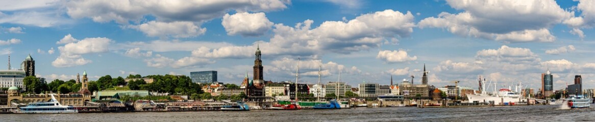 Fototapeta premium Panorama Hafen Hamburg mit Landungsbrücken