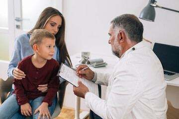 Obraz premium boy with her mother at the pediatrician office