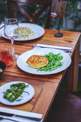feuilleté au fromage et graine de sésame grillée