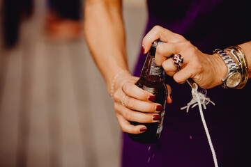 Femme décapsulant une bière 