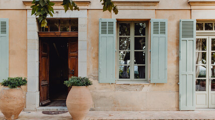 L'entrée de la demeure provençale - obrazy, fototapety, plakaty