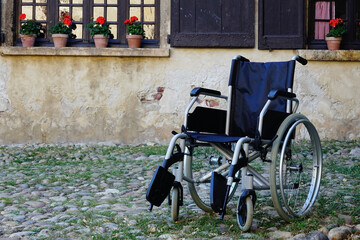Silla de ruedas vac&iacute;a en un geri&aacute;trico