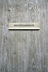 briefkastenschlitz mit der aufschrift rechtsanwälte