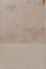 Croix entourée sur le mur de l'église