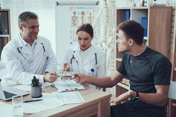 Obraz premium Doctor smiles and takes big bribe from an athlete.