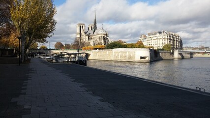 Catedral de Notre Dame desde el río Sena,Paris,Francia