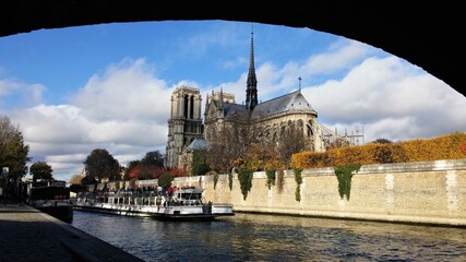 Catedral de Notre Dame desde el río Sena,Paris,Francia