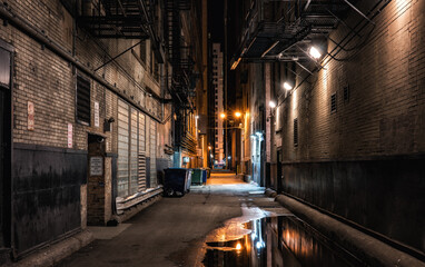 Dunkle verlassene Gasse in der Nacht in der Innenstadt von Chicago
