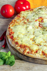 pizza aux fromages sur une table en bois