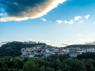 Nube en el atardecer de un pueblo de montaña