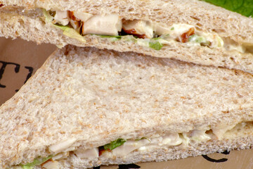 sandwich club au poulet sur une planche à découper