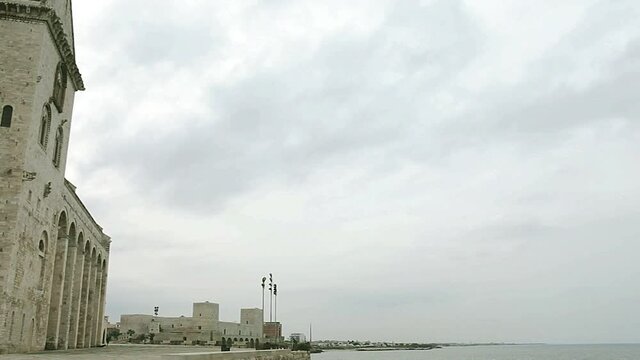 The rear part of the cathedral of Trani, dedicated to San Nicola Pellegrino, shows the three abisidi. In the background you can see the city castle.