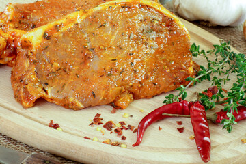 côtes de porc cru marinées à la tomate