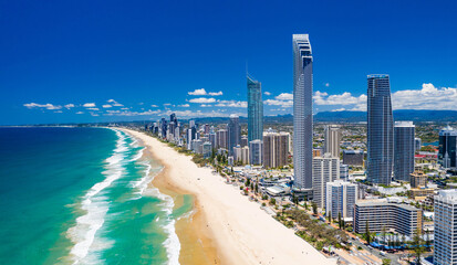 Obraz premium Surfers Paradise skyline on a sunny day