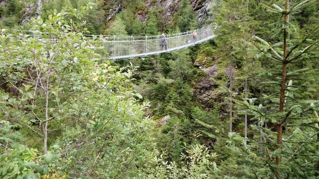 Durch die H&ouml;ll- H&auml;angebr&uuml;cke