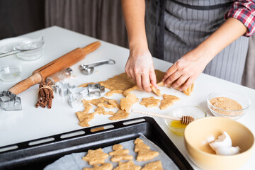 Obraz na płótnie Canvas woman hands baking cookies at the kitchen