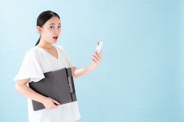 女性　スマートフォン