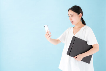 女性　スマートフォン