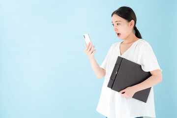 女性　スマートフォン