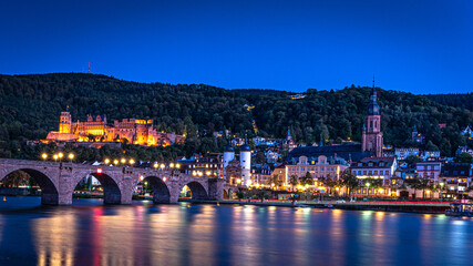 Obraz premium Old Bridge, Neckar, with castle of Heidelberg by night.