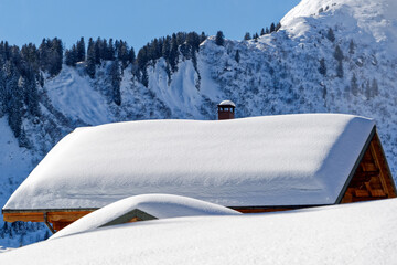 Paysage de montagne enneigé par une journée ensoleillée d'hiver