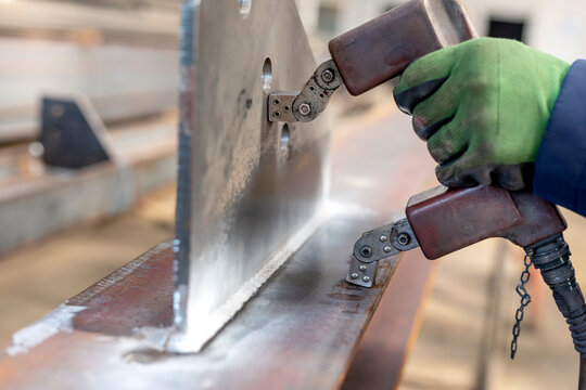 Magnetic particle inspection (MPI) to welds of the structure carbon steels. The process puts a magnetic field into the part. The piece can be magnetized by direct or indirect magnetization.