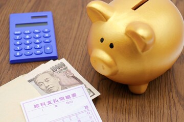 豚の貯金箱と給料明細