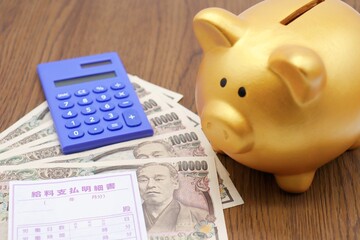 豚の貯金箱と給料明細
