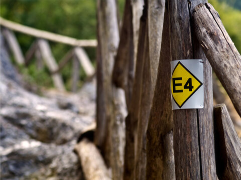 Europ&auml;ischer Fernwanderweg E 4 bei Litohoro am Berg Olymp, Griechenland.