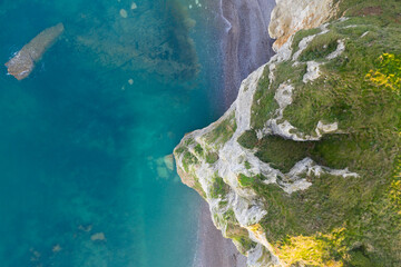 Vue aérienne (drone) des falaises de Normandie sur le littoral et la mer turquoise avec la caméra...