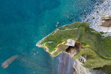 Vue aérienne (drone) des falaises de Normandie sur le littoral et la mer turquoise avec la caméra...