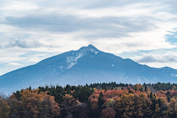 紅葉の上に浮かぶ青森県の岩木山