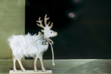 Figurine renne en bois et poils blancs - Décoration de Noël
