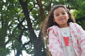 en el parque una niña sonriente en primavera