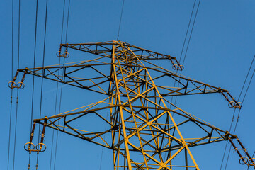 Starkstrommast in der Abendsonne