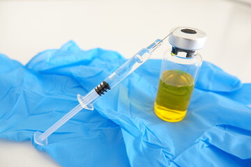 vaccin seringue et gant chirurgicaux