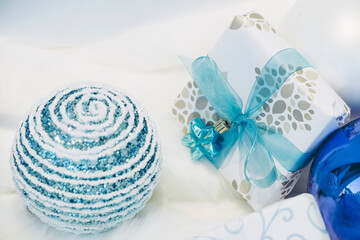 Cadeau de Noël emballé avec du papier blanc bleu et joli ruban turquoise - Décoration de fêtes de Noël